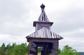 Очень большая дверь в часовне